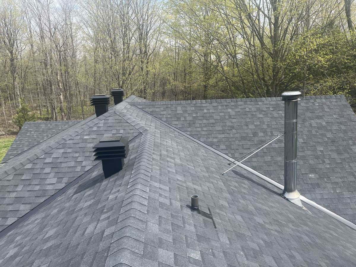 Onyx Black asphalt shingle roof installed by Rob's Quality Roofing in the Ottawa region — project 2