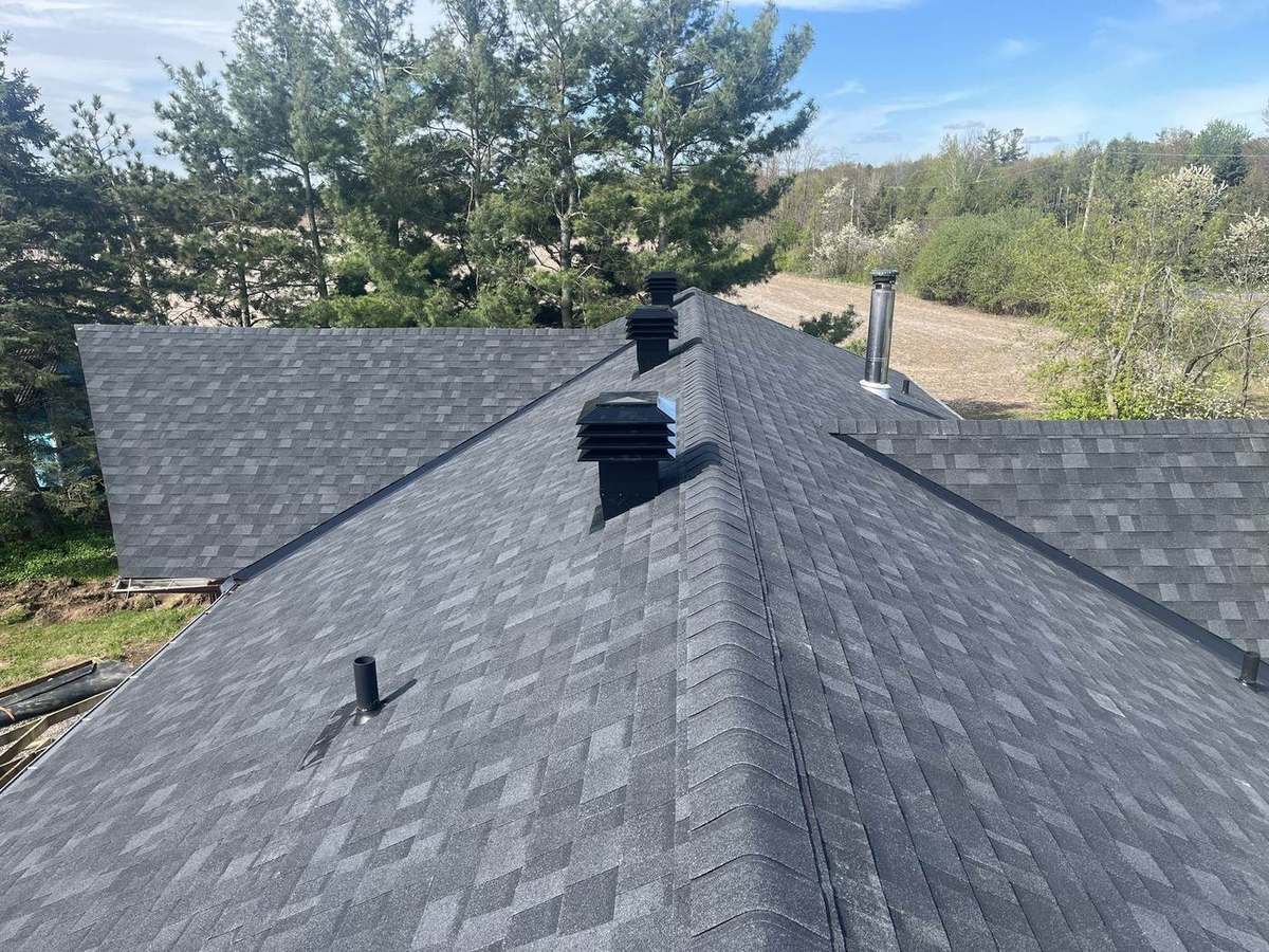 Onyx Black asphalt shingle roof installed by Rob's Quality Roofing in the Ottawa region — project 3
