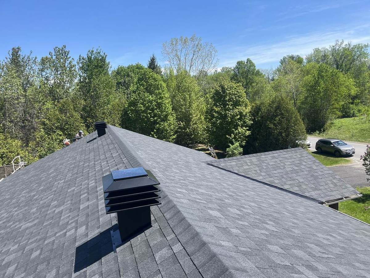 Onyx Black asphalt shingle roof installed by Rob's Quality Roofing in the Ottawa region — project 7