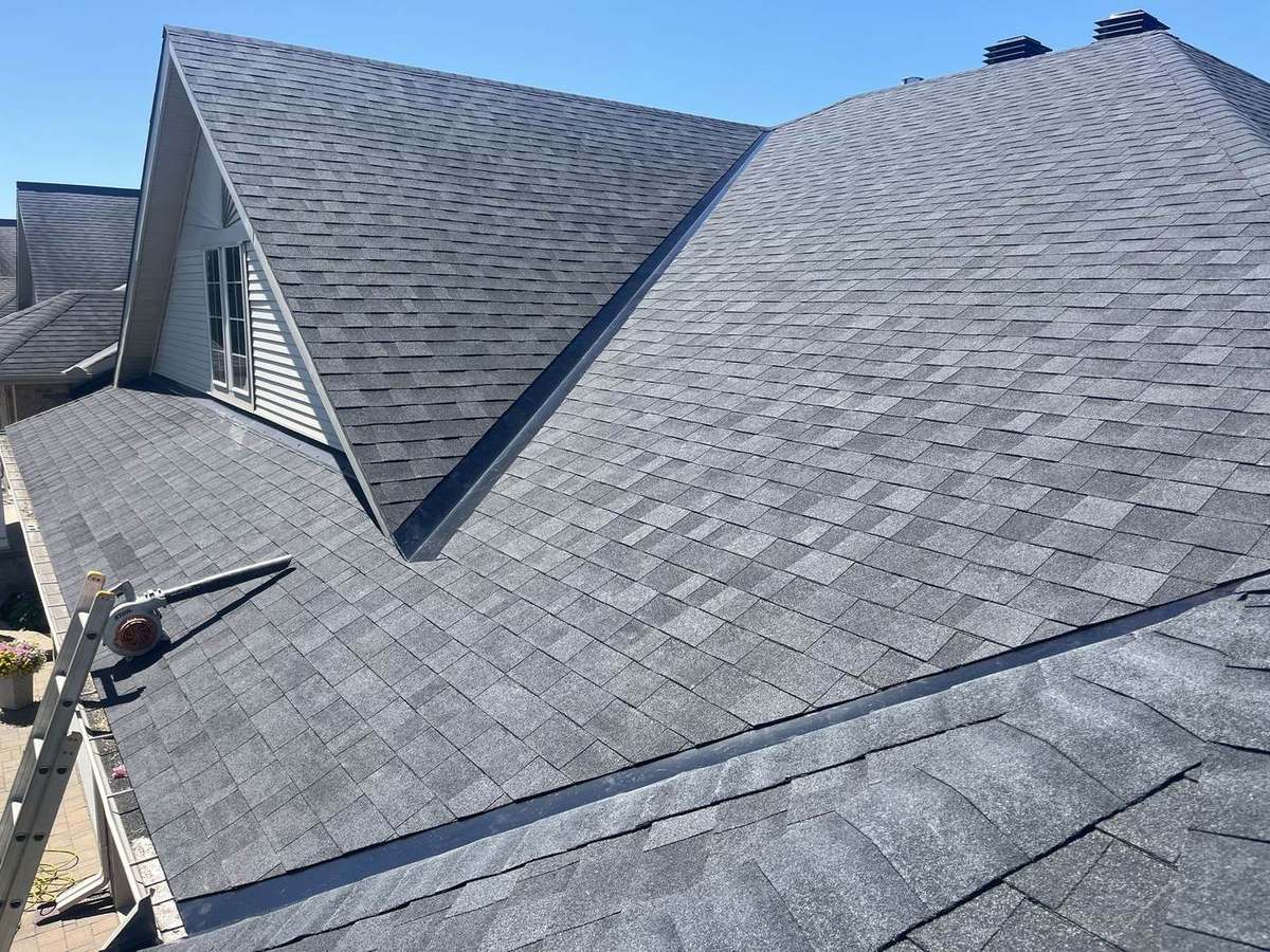 Completed Onyx Black asphalt shingle roof on an Ottawa-region home by Rob's Quality Roofing