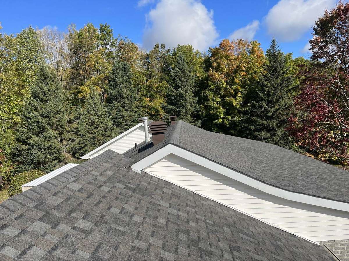 Williamsburg Gray asphalt shingle roof installed by Rob's Quality Roofing in the Ottawa region — project 4