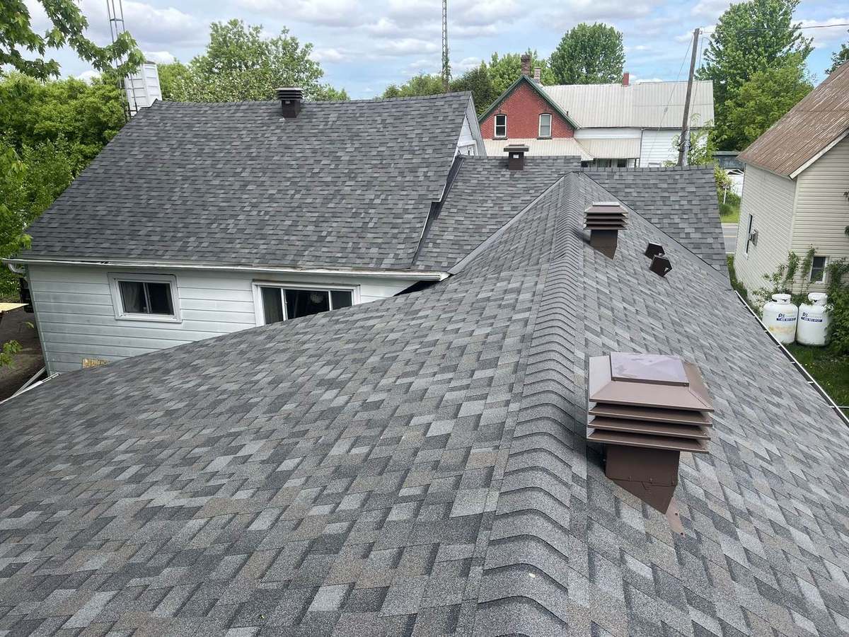 Williamsburg Gray asphalt shingle roof installed by Rob's Quality Roofing in the Ottawa region — project 8