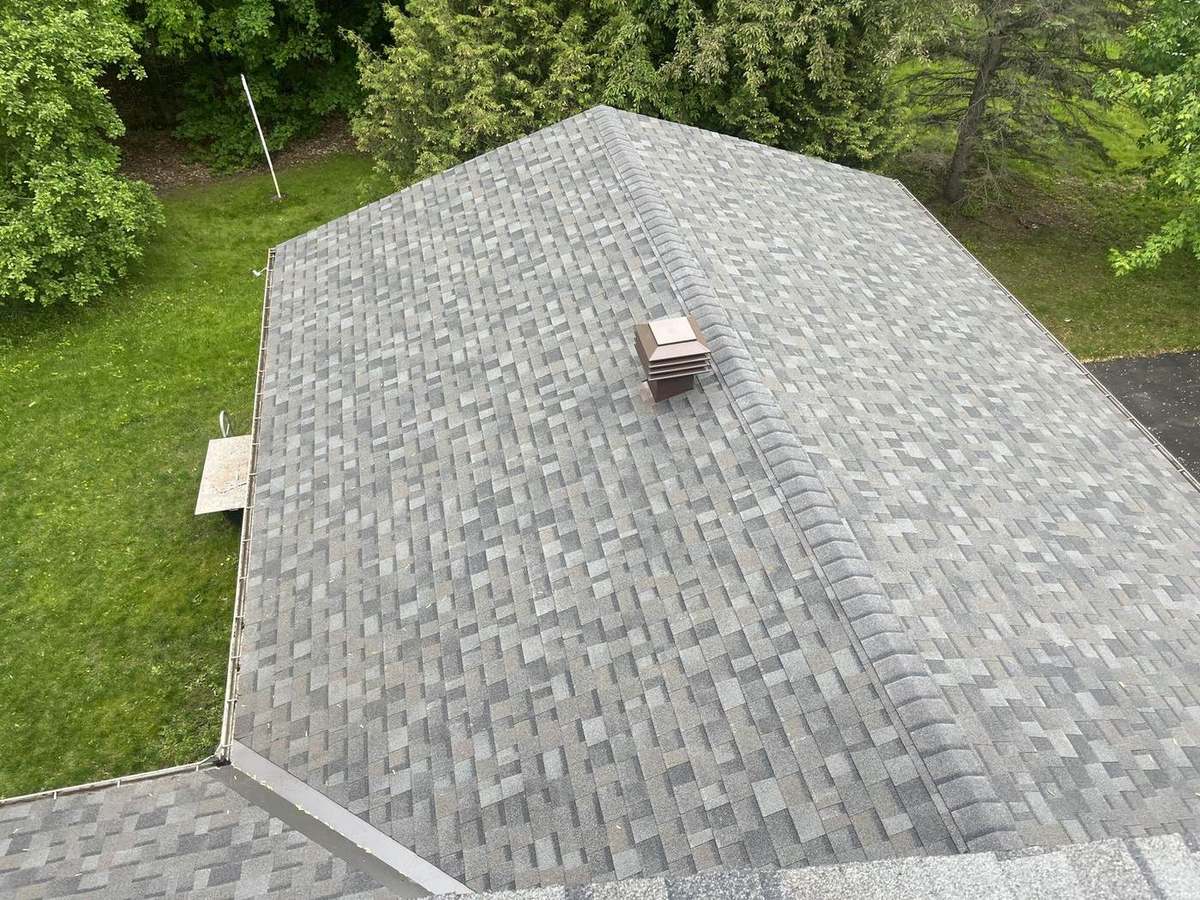 Williamsburg Gray shingle roof finished on a bungalow in the Ottawa region